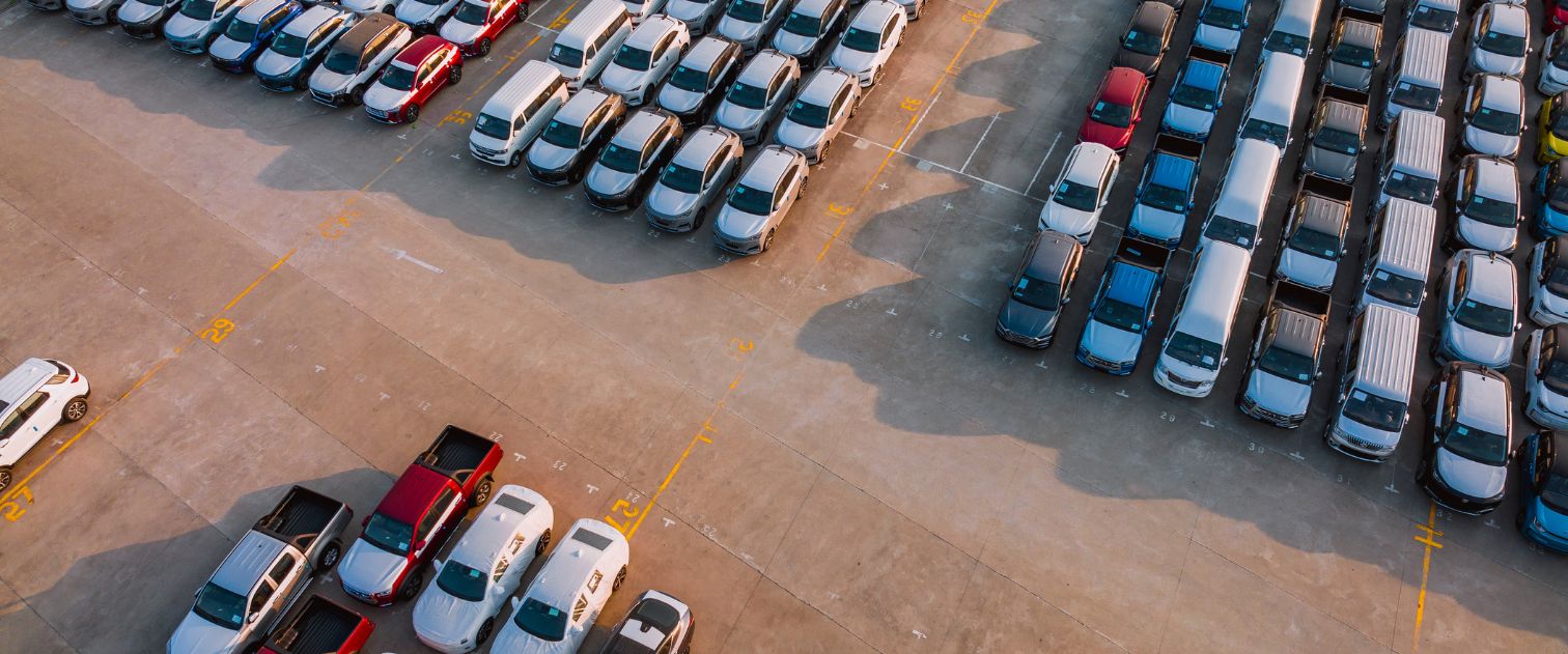 Różne modele samochodów stojące na placu