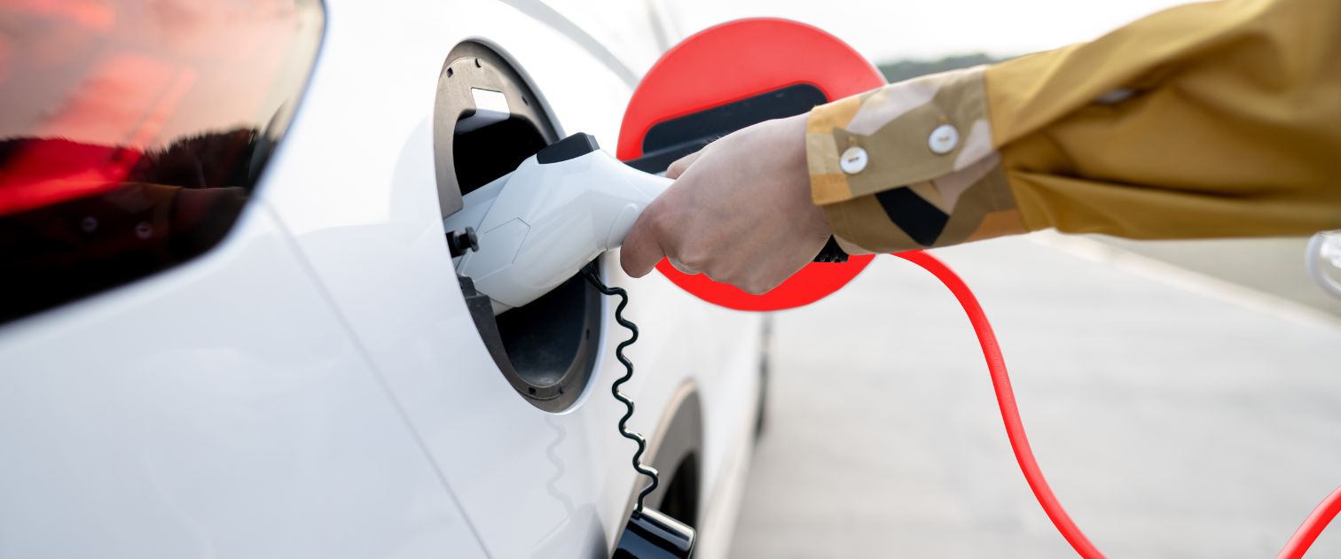 Wejście do ładowarki białego elektrycznego samochodu