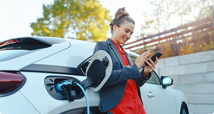 Kobieta ładująca samochód elektryczny