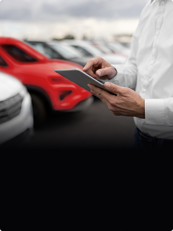 osoba obsługująca tablet w salonie samochodowym