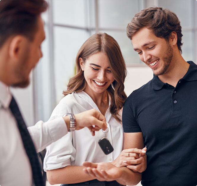 para odbierająca kluczyki do auta