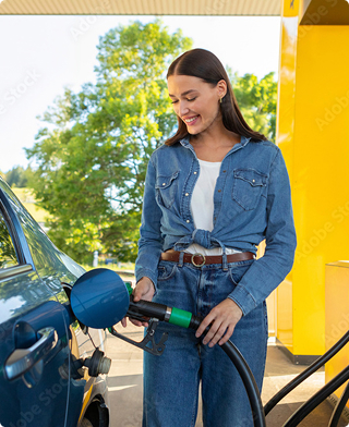 kobieta tankująca samochód