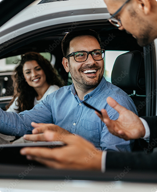 Para rozmawiająca z mężczyzną przez szybę auta