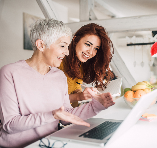 Dwie kobiety prowadzące rozmowę nad laptopem