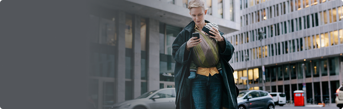 Kobieta z dzieckiem w chuście na brzuchu