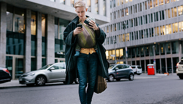 Kobieta z dzieckiem w chuście na brzuchu