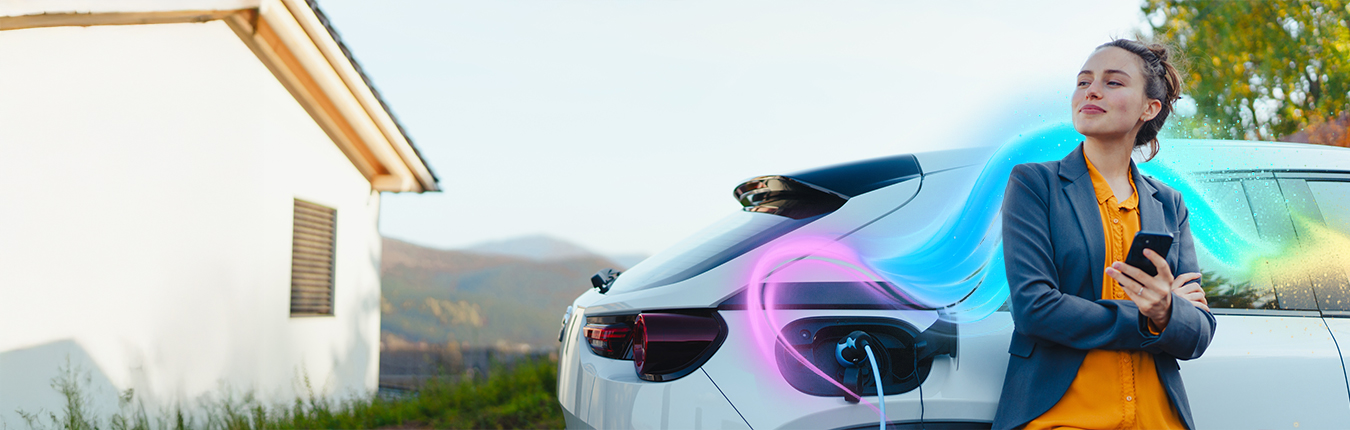 Uśmiechnięta kobieta ładująca samochód elektryczny