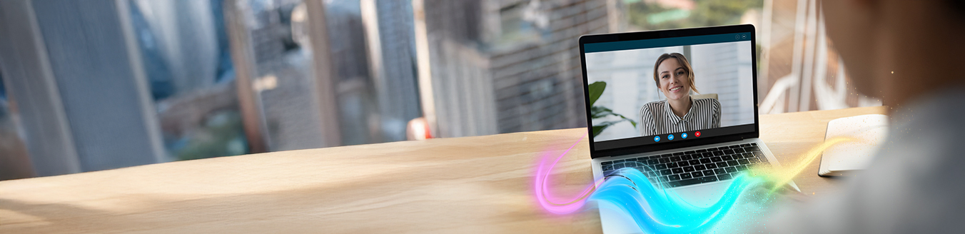 Obraz zawierający komputer, zrzut ekranu, uśmiechnięta kobieta w ekranie.