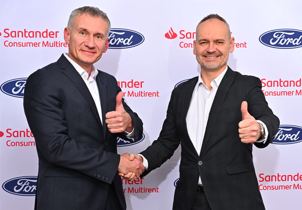 Po lewej stronie Mariusz Klepacz, prezes zarządu Santander Consumer Multirent po prawej Attila Szabó, prezes i dyrektor zarządzający Ford Polska