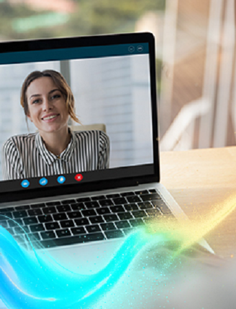 Obraz zawierający komputer, zrzut ekranu, uśmiechnięta kobieta w ekranie.