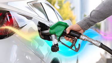 końcówka od dystrybutora do tankowania paliwa włożona do wlewu w samochodzie.