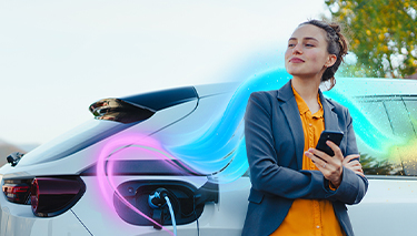 Uśmiechnięta kobieta ładująca samochód elektryczny