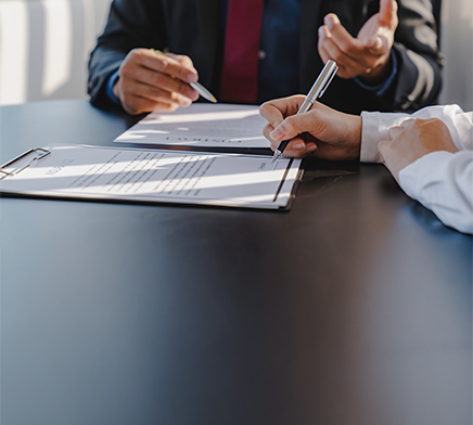 Mężczyzna uzupełniający dokumenty.