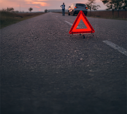 Trójkąt ostrzegawczy ustawiony na drodze