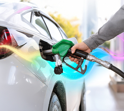 końcówka od dystrybutora do tankowania paliwa włożona do wlewu w samochodzie.