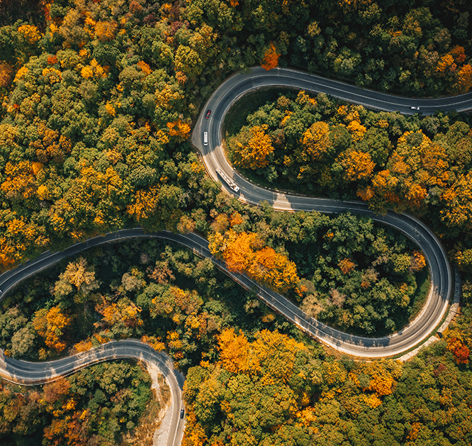 Rzut na krętą drogę z lotu ptaka