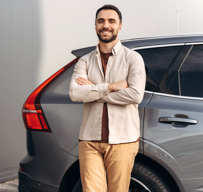 Obraz zawierający mężczyznę opierającego się o samochód