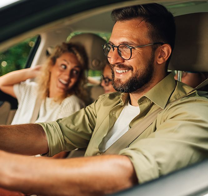 Rodzina jadąca samochodem