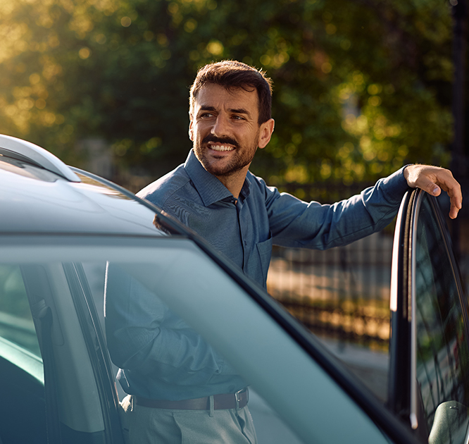 Mężczyzna wsiadający do samochodu