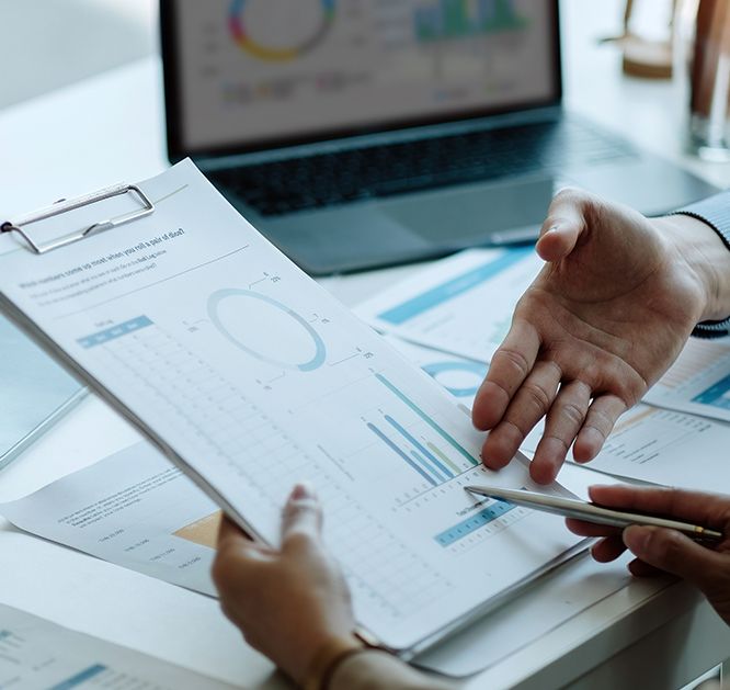 wydrukowany na kartce dokument z analizą