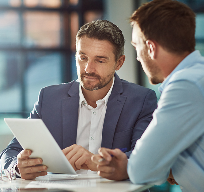 Dwaj mężczyźni omawiający dokument