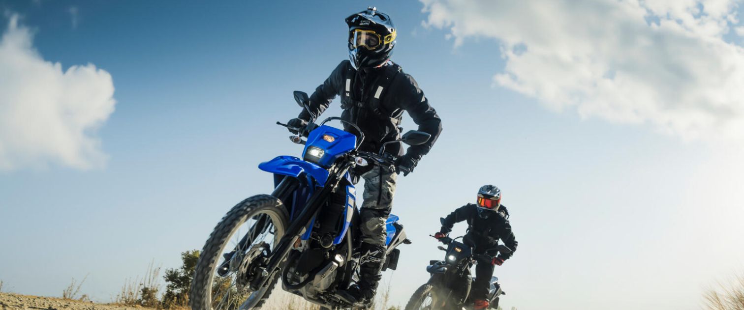 Motocykliści na skuterach Yamaha