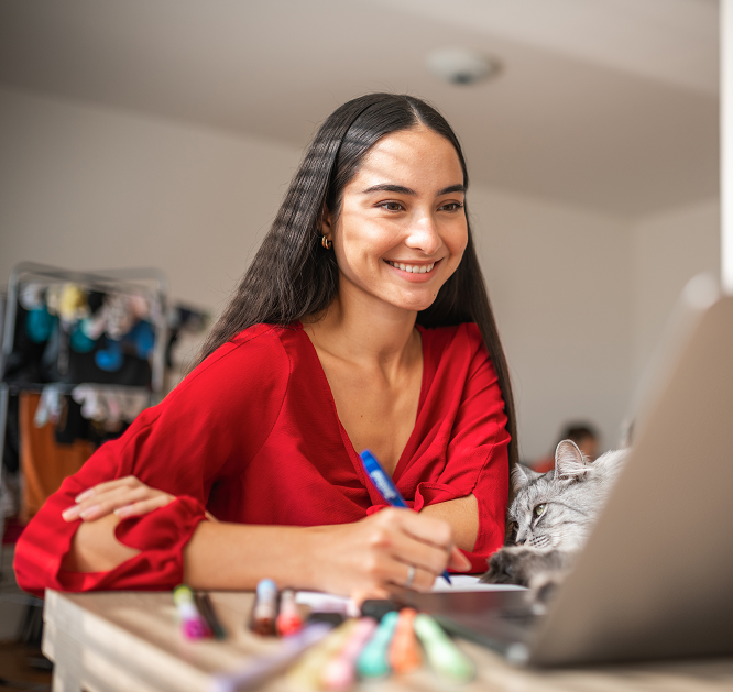 Uśmiechnięta kobieta pracuje na laptopie