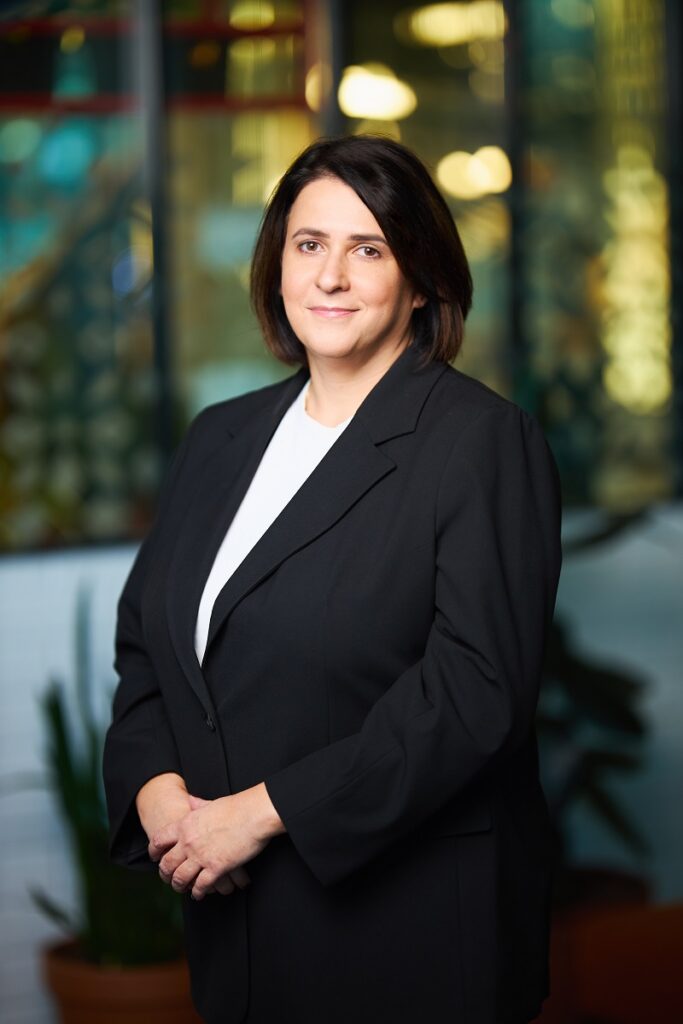 Elegancka kobieta ubrana w marynarkę.