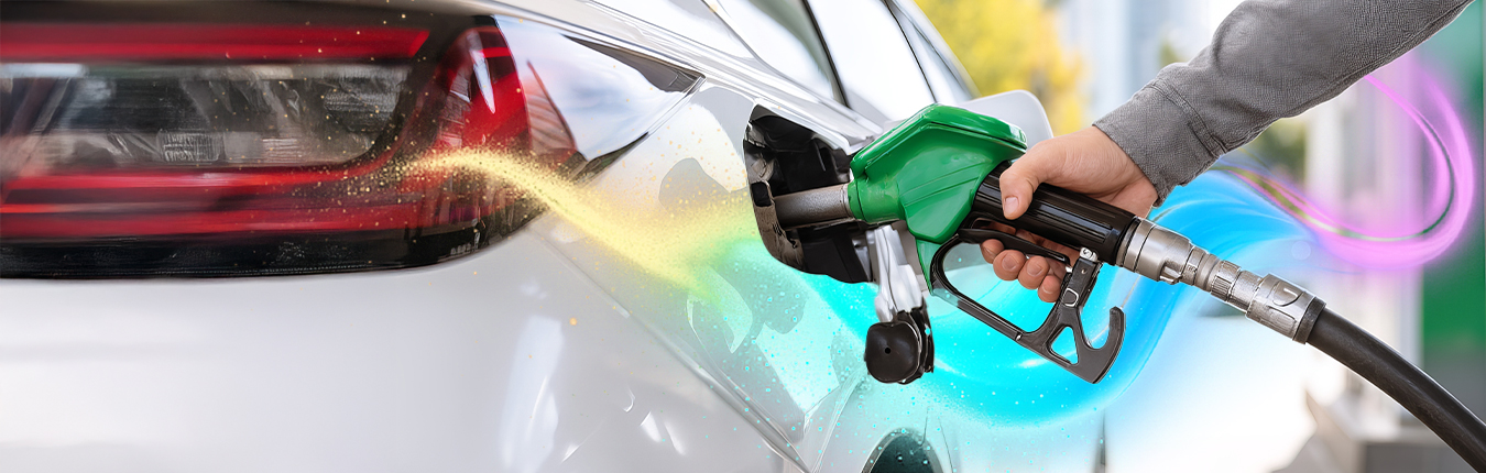 końcówka od dystrybutora do tankowania paliwa włożona do wlewu w samochodzie.