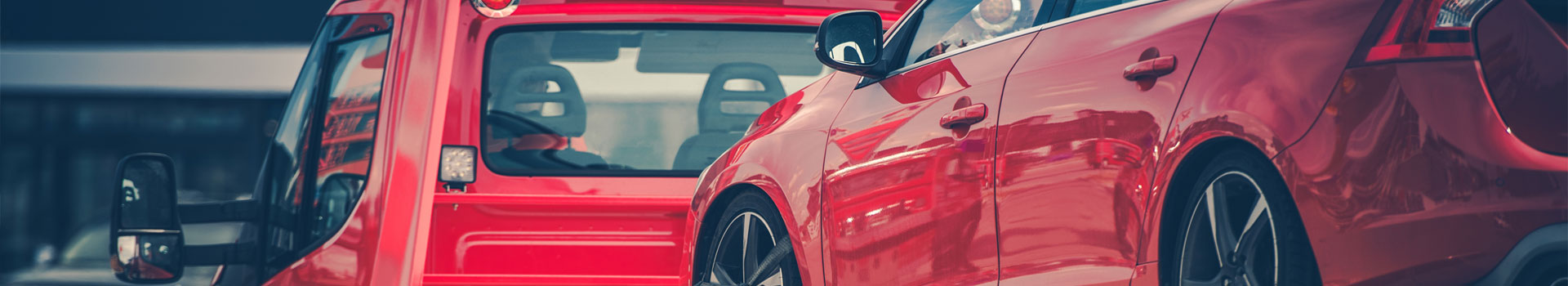 Dwa czerwone samochody.