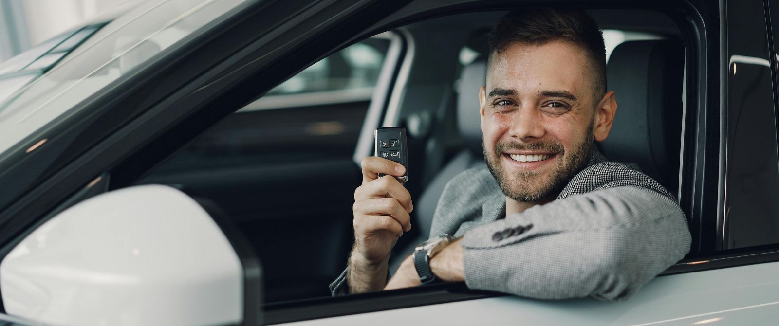 męzczyzna w samochodzie