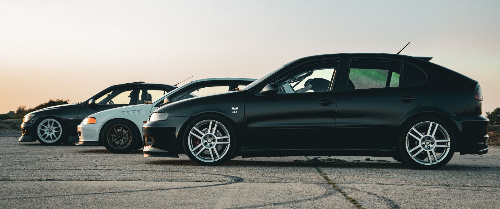 samochody w rzędzie