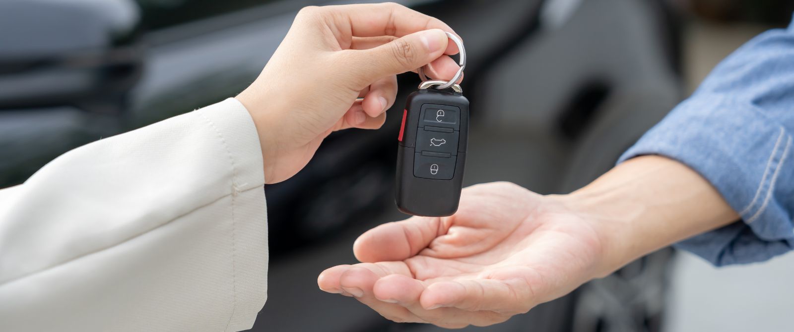 przekazanie kluczyków samochodu z ręki do ręki