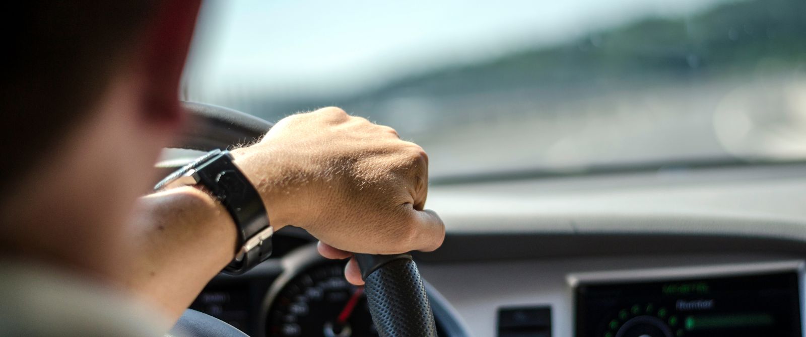 kierowca trzyma ręką za kierownicę