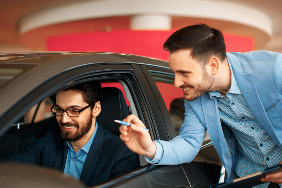 Klienci wracają do salonów samochodowych - leasing pomoże w finansowaniu
